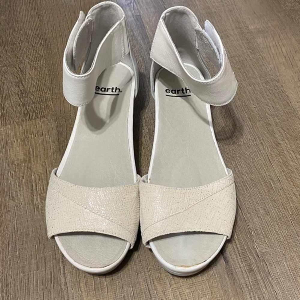 Earth Ficus Sagittarius offwhite leather wedge sandal